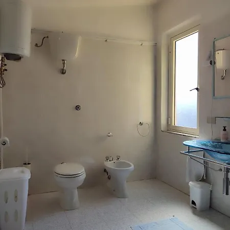 Family & Friends - 1 - Second Floor - Shared Bathroom * Гальтелли