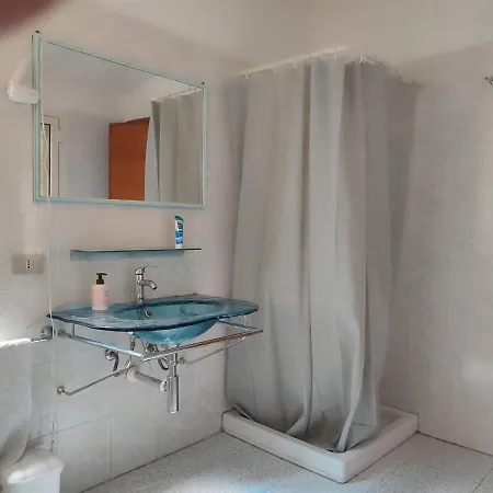 Family & Friends - 1 - Second Floor - Shared Bathroom * Гальтелли