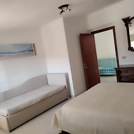 Family & Friends - 1 - Second Floor - Shared Bathroom Гальтелли