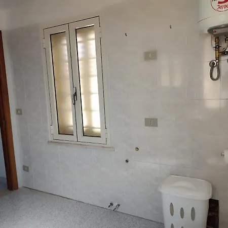 Family & Friends - 1 - Second Floor - Shared Bathroom Гальтелли